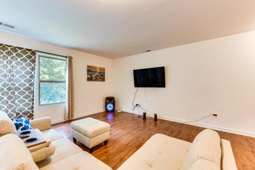 6 Mi to Uptown Charlotte Home with Yard! in Charlotte, USA