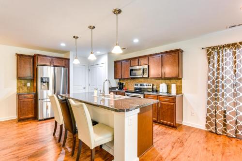 6 Mi to Uptown Charlotte Home with Yard! in Charlotte, USA