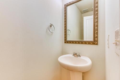 6 Mi to Uptown Charlotte Home with Yard! in Charlotte, USA