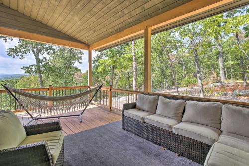 . 'The Glabin’: Garrison Gem w/ Hot Tub & Fire Pit