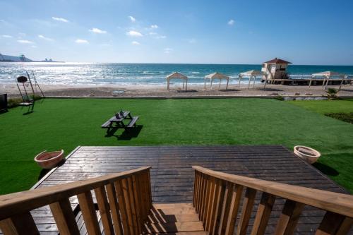 מבנים בים 77 Suites at sea in 크리얏 얌