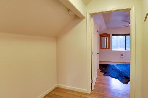 1 Mi to Rainbow Lake Wooded Retreat with Deck!