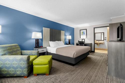 1 King Bed, Nonsmoking, Accessible