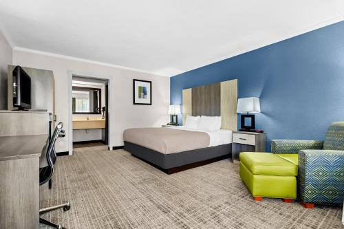 1 King Bed, Nonsmoking