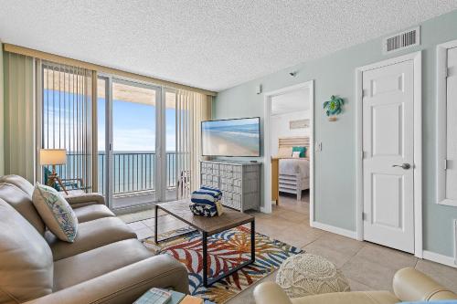 Oceanfront Condo at Oceania Beach Club - Pool, Balcony, Sleeps 6, Walk to Flagler Ave! in New Smyrna Beach, USA