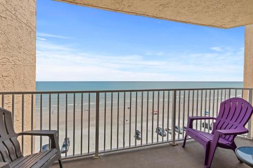 Oceanfront Condo at Oceania Beach Club - Pool, Balcony, Sleeps 6, Walk to Flagler Ave! in New Smyrna Beach, USA