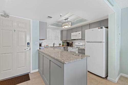 Oceanfront Condo at Oceania Beach Club - Pool, Balcony, Sleeps 6, Walk to Flagler Ave! in New Smyrna Beach, USA