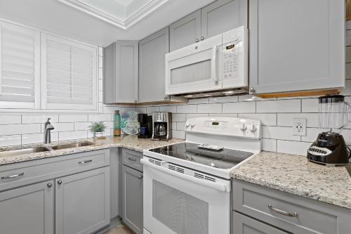 Oceanfront Condo at Oceania Beach Club - Pool, Balcony, Sleeps 6, Walk to Flagler Ave! in New Smyrna Beach, USA