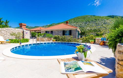 Villa Kate - outdoor pool, 4 bedrooms, free parking in Gromaca