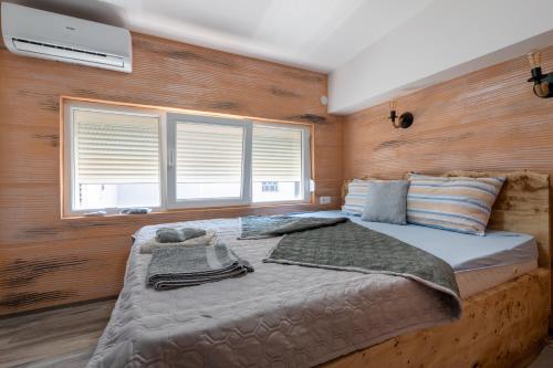 1 queen bed, 1 twin bed
