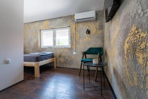 1 twin bed, 1 futon bed