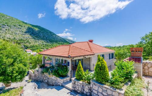 Villa Kate - outdoor pool, 4 bedrooms, free parking in Gromaca