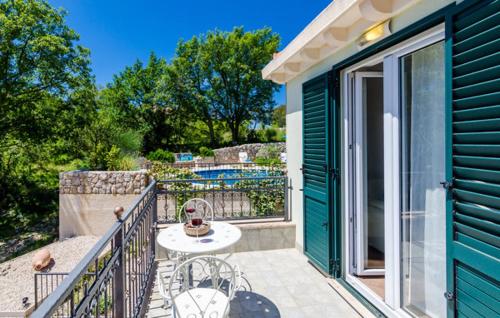 Villa Kate - outdoor pool, 4 bedrooms, free parking in Gromaca