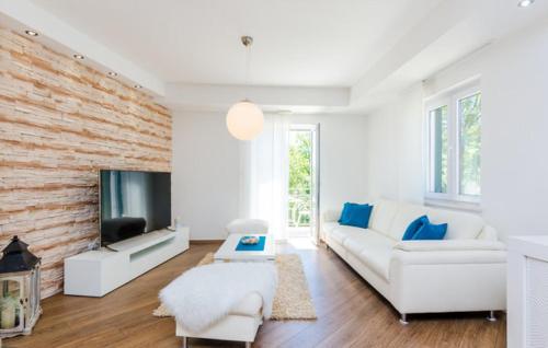 Villa Kate - outdoor pool, 4 bedrooms, free parking in Gromaca