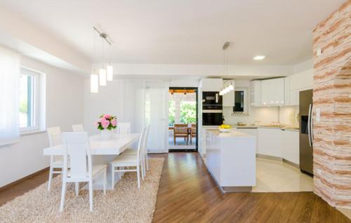 Villa Kate - outdoor pool, 4 bedrooms, free parking in Gromaca