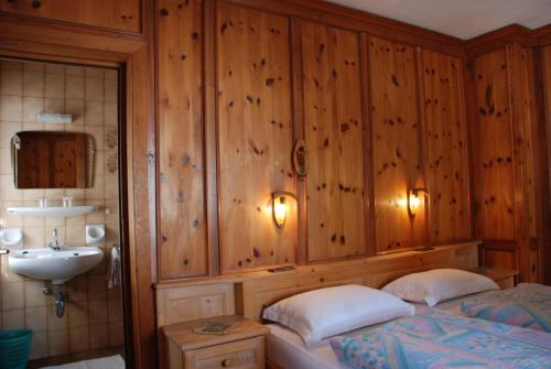 1 king bed, 1 twin bed
