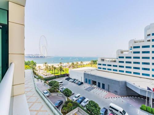 Seaside Elegance-1BR-Al Bateen-Private Beach Access, Dubaj