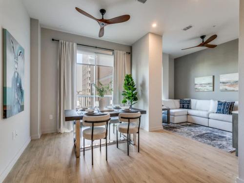Modern Luxe Apt West Village in Dallas, USA