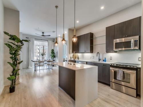 Modern Luxe Apt West Village in Dallas, USA
