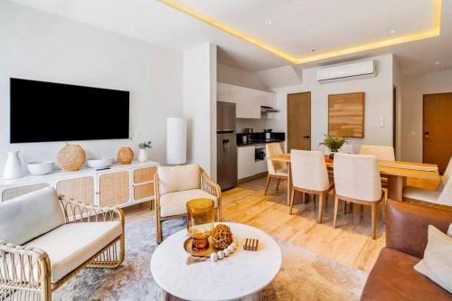 Luxury Penthouse, Pool, Gym, 5mins to Beach in Playa del Carmen, Mexico
