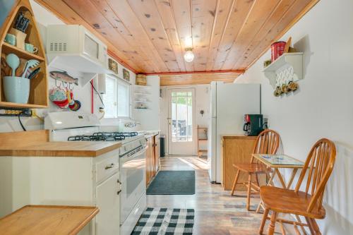 Higgins Lake Cabin - Walk to Water! in Roscommon, USA