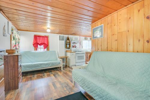 Higgins Lake Cabin - Walk to Water! in Roscommon, USA