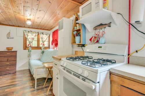 Higgins Lake Cabin - Walk to Water! in Roscommon, USA