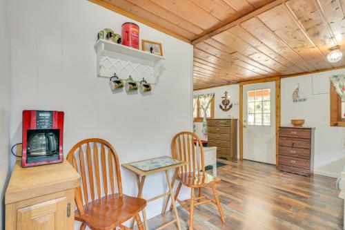 Higgins Lake Cabin - Walk to Water! in Roscommon, USA
