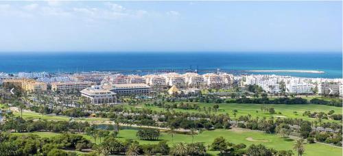 Almerimar Amplio Apartamento de 3 Habitaciones con Piscina, pista de padel, futbol y Garaje Cubierto para 2 Coches en Altas Entinas