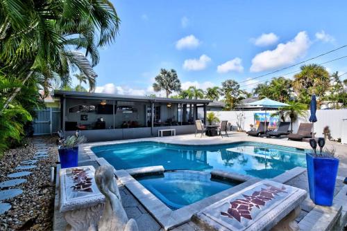 Mermaids Cove Heated Pool Jacuzzi Firepit Beach Access in Lantana, USA