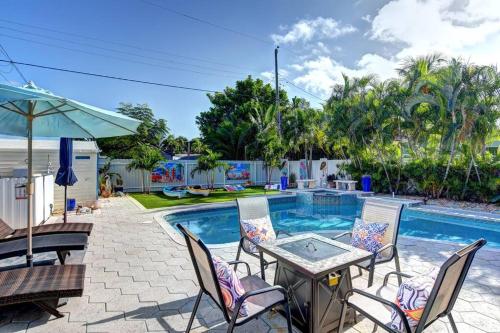 Mermaids Cove Heated Pool Jacuzzi Firepit Beach Access in Lantana, USA