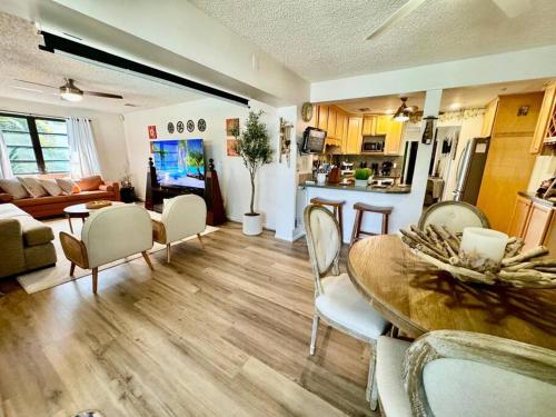 Mermaids Cove Heated Pool Jacuzzi Firepit Beach Access in Lantana, USA