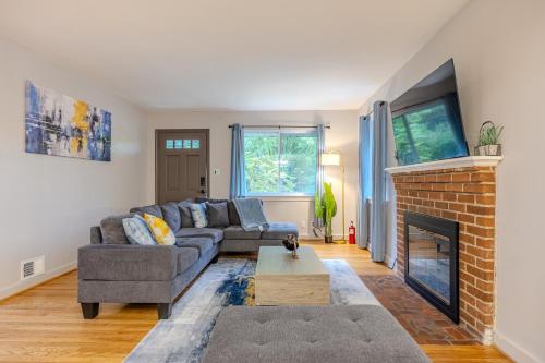 Charming 5-Bedroom Home, Minutes To DC & Major Hospitals With Home Theatre in Falls Church, USA