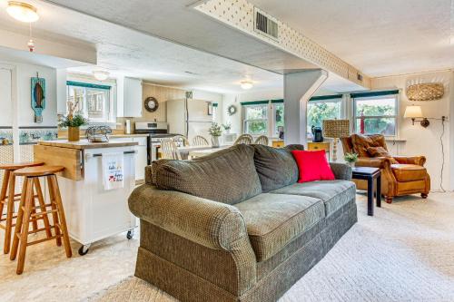 Lakefront Home w/ Patio in Havana! in Havana