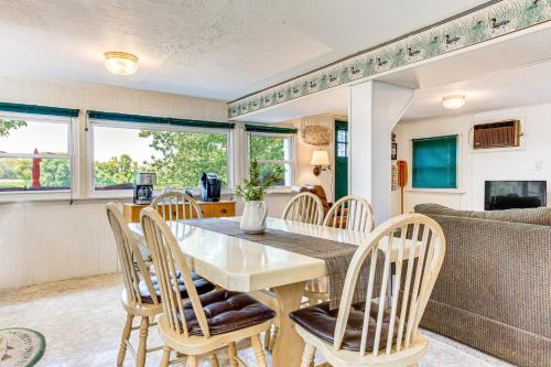 Lakefront Home w/ Patio in Havana! in Havana