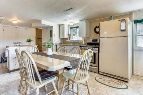 Lakefront Home w/ Patio in Havana! in Havana