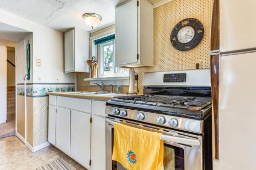 Lakefront Home w/ Patio in Havana! in Havana