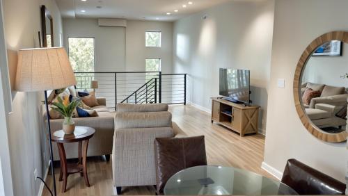 StaysPro - Hollywood Homes minutes to everything SPACIOUS AND FREE PARKING