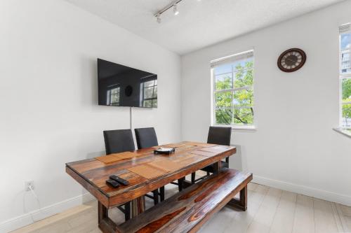 Bayside Townhome - Private Beach Access, Pool and Hot Tub, Free Parking in Golden Isles, USA