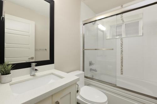 Charming Retreat Near Downtown- Cozy Oasis on Nanaimo St in Vancouver, Canada