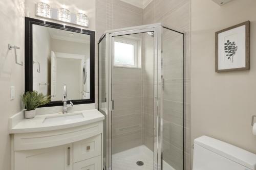 Charming Retreat Near Downtown- Cozy Oasis on Nanaimo St in Vancouver, Canada