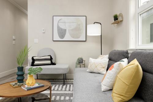 Charming Retreat Near Downtown- Cozy Oasis on Nanaimo St in Vancouver, Canada