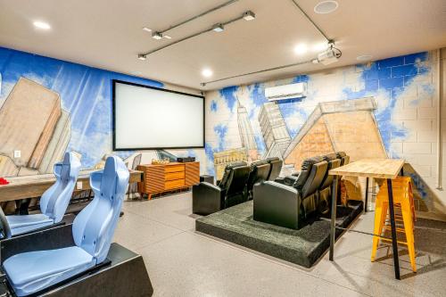 12 Mi to Disney Davenport Gem with In-Home Theater! in Davenport, USA