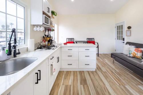 Navigate Stays Cozy 2BR w Jacuzzi Sleeps 5 in San Diego, USA