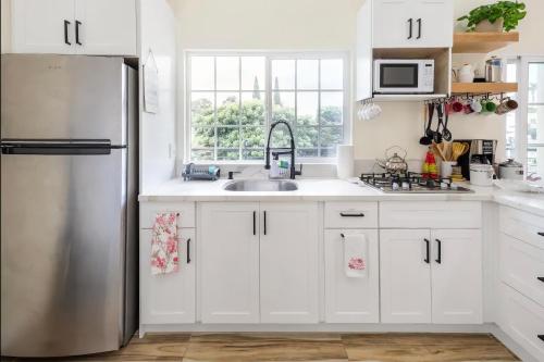 Navigate Stays Cozy 2BR w Jacuzzi Sleeps 5 in San Diego, USA