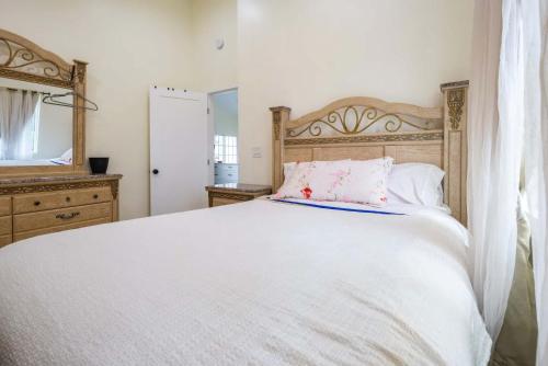 Navigate Stays Cozy 2BR w Jacuzzi Sleeps 5 in San Diego, USA