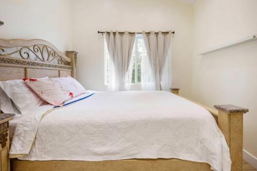 Navigate Stays Cozy 2BR w Jacuzzi Sleeps 5 in San Diego, USA