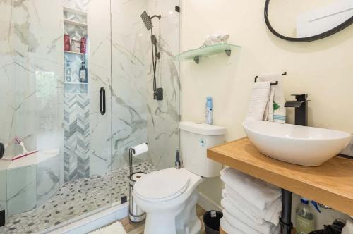 Navigate Stays Cozy 2BR w Jacuzzi Sleeps 5 in San Diego, USA