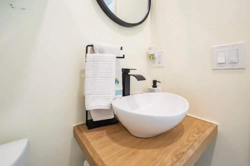 Navigate Stays Cozy 2BR w Jacuzzi Sleeps 5 in San Diego, USA