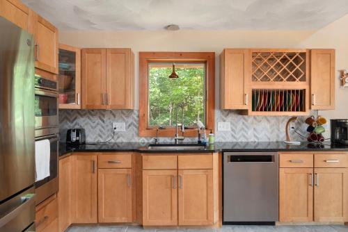 Lakefront-hot Tub Gym Kayaks Paddleboards in Uxbridge (MA)